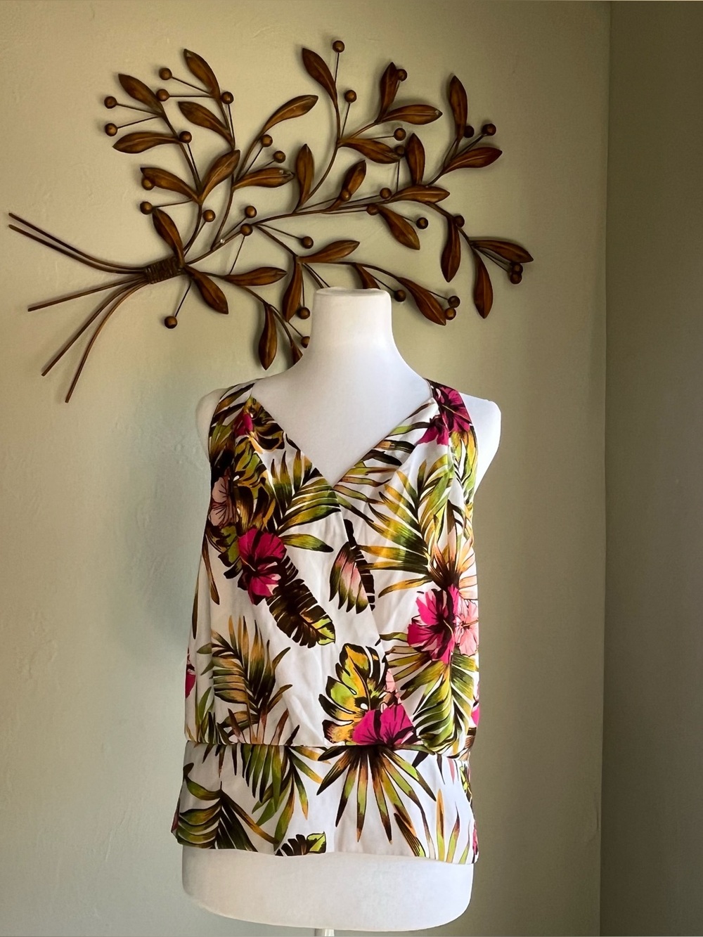 NWOT Tropical Floral V-Neck Camisole in White with Pink & Green Print Sz M